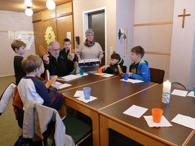 Symbolische Mantelteilung mit den Kommunionkindern (Foto: Karl-Franz Thiede)